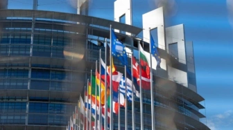 Młodzi Polacy i Francuzi najmniej „europejscy”? Nowy raport pokazuje dystans wobec integracji UE