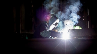 Odpylanie przemysłowe – jak dobrać system do specyfiki zakładu? [Materiał promocyjny]