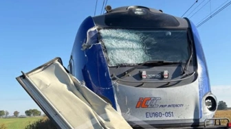 Groźne zderzenie ciężarówki z pociągiem Intercity. Prawie 200 pasażerów ewakuowanych