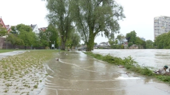 Rzeki w Polsce gwałtownie przybierają. IMGW ostrzega przed możliwymi podtopieniami