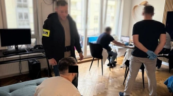 Liderzy grupy przestępczej wyłudzający kody BLIK zatrzymani. Zabezpieczono m.in. sztabki złota