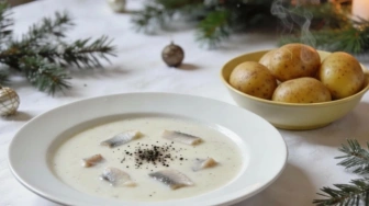 Kuchnia mojej mamy: Zupa śledziowa z gorącymi ziemniakami