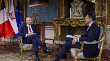 Prezydent Nawrocki we francuskiej TV: Musimy się zbroić, by wojny nie było