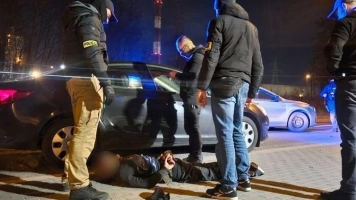 Kradzież i pościg z finałem na drzewie. Dwóch mężczyzn w rękach policji