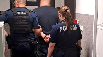 Groził przechodniom przedmiotem przypominającym broń. 28-latek zatrzymany