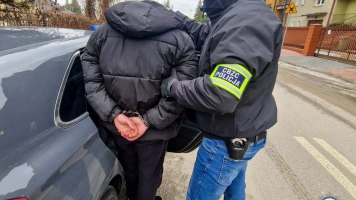 Muły, wybieraki i fałszywi policjanci - CBZC zatrzymało grupę internetowych oszustów