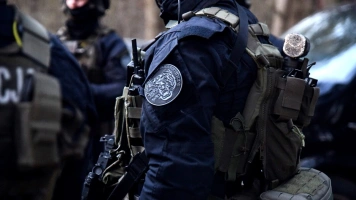 „Lewe” pistolety, strzelby i amunicja. 3 osoby usłyszały zarzuty