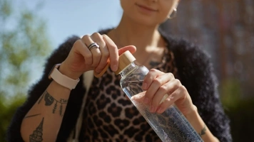 Zdrowy tryb życia zgodny z naturą – jak ograniczyć plastik w codziennym życiu? [Materiał promocyjny]