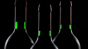 Alarm ekspertów: młodzi Polacy coraz wcześniej sięgają po alkohol. „To nie margines, to norma”