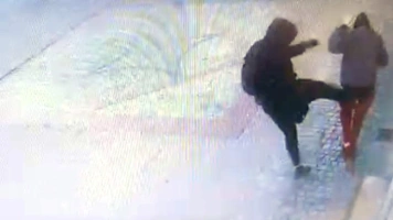 Zaatakował przypadkową kobietę. Brutalne pobicie w centrum Warszawy