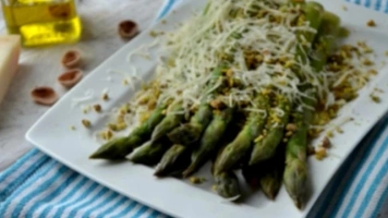 Zielone szparagi z parmezanem - na surowo