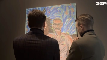 Nagi marszałek w krakowskim muzeum. Co autor miał na myśli?