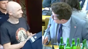 „Na pluszowym krzyżu…”. Szokujące słowa posła KO na temat ks. Olszewskiego