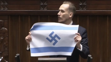 Poseł Konfederacji z flagą Izraela i swastyką w Sejmie. Reaguje ambasada Izraela