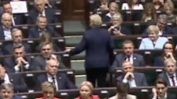 Ależ pogarda! Krzywonos odwróciła się plecami do premiera