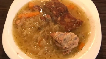 Kwaśnica – góralska zupa na żeberkach zachwyci każdego!