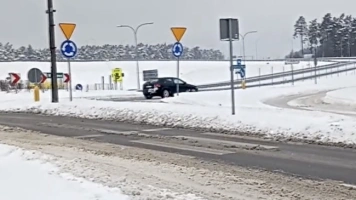Marznący deszcz i gołoledź. Niebezpiecznie na polskich drogach