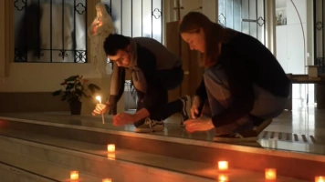 Francja: Msza przy świecach przyciąga setki młodych ludzi do Kościoła