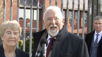 Modlił się i głosił Ewangelię przy szpitalu. Emerytowany pastor stanął przed sądem