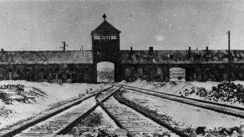 Tak Niemcy bogacą się na handlu pamiątkami po ofiarach II WŚ. W Wunstorf zlicytowano paczkę polskiego oficera