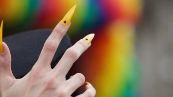 W jej wieku nie wolno zrobić sobie tatuażu, ale… sąd zgodził się na zmianę płci u 13-latki