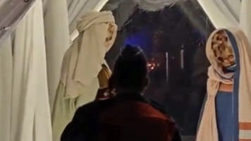 Święta Rodzina pozbawiona twarzy. W Brukseli stanęła „inkluzywna szopka”