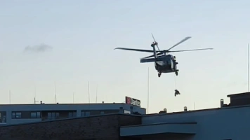 Policyjna akcja w Warszawie. Na miejscu uzbrojeni funkcjonariusze i śmigłowiec