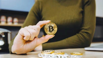 Jak zacząć przygodę z kryptowalutami? Rady od ekspertów