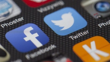 Facebook blokuje węgierskie media prorządowe przed wyborami. Przypadek?