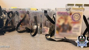 Fikcyjna zbiórka charytatywna przerwana przez policjantów z Głuszycy. Dziewięć osób zatrzymanych