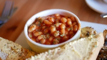 Fasolka po bretońsku dobra na śniadanie, obiad i na kolację