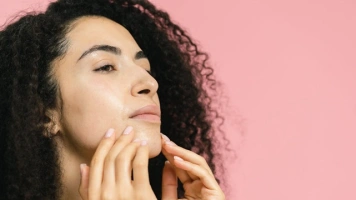 Poranna i wieczorna rutyna z niacynamidem – jak go stosować, by działał najlepiej? [Materiał promocyjny]