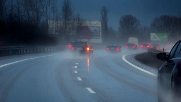 Gołoledź paraliżuje Polskę. Marznący deszcz i wiatr zamieniają drogi w pułapki