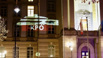 „Rzutnik czeka na wyrok Żurka” - Policja pod KPRM po nocnej iluminacji „KPO”