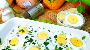 Wielkanocny klasyk na polskim stole. Jajka w sosie tatarskim, które zawsze znikają pierwsze