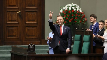 Niemcy: Nawrocki popiera „teorię spiskową”, że RFN celowo podrzuca Polsce migrantów