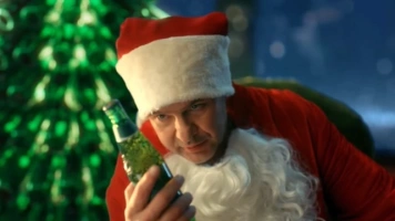 Mikołaj z piwem zamiast prezentów. Reklamę z aktorem bada prokuratura
