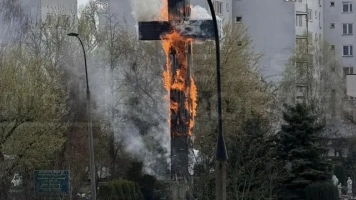 Mokotów. Spłonął krzyż związany z pamiętną Mszą Jana Pawła II [Zdjęcia]