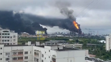Moskwa spowita dymem! Trafili w rafinerię