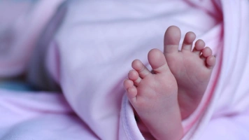 Noworodek ukryty w szafce w Mławie — matka i dziecko w szpitalu, zatrzymano trzy osoby