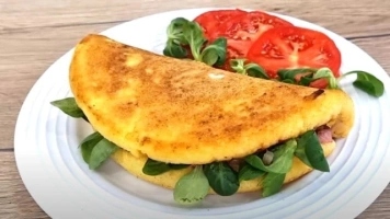 Kuchnia antydepresyjna: Omlet z warzywami, pieczarkami i szynką