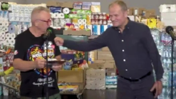 Tusk: Chcą zniszczyć Owsiaka, jak Wałęsę