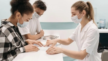 Dostęp do lekarza w Polsce: czy system premiuje najlepiej zorganizowanych? [Materiał promocyjny]