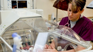 Dziś Międzynarodowy Dzień Pielęgniarek i Położnych - posługa budująca klimat pokoju
