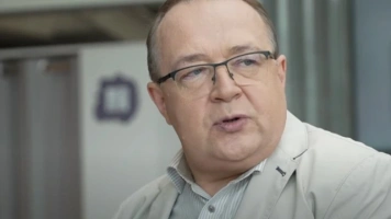 „Milczenie Łazarza” - o poezji po katastrofie, wierze i języku. Rozmowa z Piotrem Goćkiem