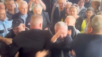 PO i PSL chce siłowo wepchnąć migrantów? Ogromne zamieszki w podlaskim sejmiku [Wideo]