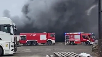 Groźny pożar hali w Gliwicach. Nad miastem uniosła się chmura czarnego dymu