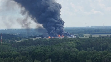 „Istnieje ryzyko wybuchu”. Ogromny pożar fabryki na Pomorzu