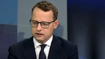 Romanowski zdecydowanie interweniuje ws. matki w kajdankach na pogrzebie tragicznie zmarłego synka