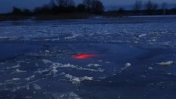 Spod lodu na rzece wydobywało się światło. Niecodzienna akcja strażaków w Santoku